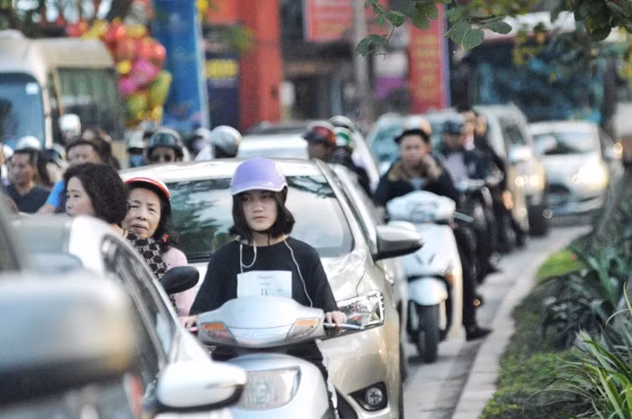 Đường phố Hà Nội tắc cứng, hỗn loạn chiều mùng 1 Tết ảnh 11