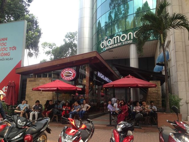 Hàng quán TP.HCM đông nghịt khách ngày mùng 1 Tết, giá tăng 15% ảnh 3 Hàng quán TPHCM đông nghịt khách ngày mùng 1 Tết, giá tăng 15% - ảnh 2