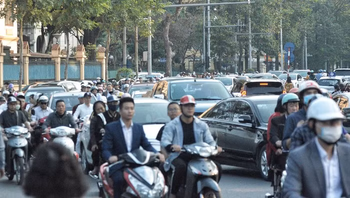 Đường phố Hà Nội tắc cứng, hỗn loạn chiều mùng 1 Tết ảnh 10