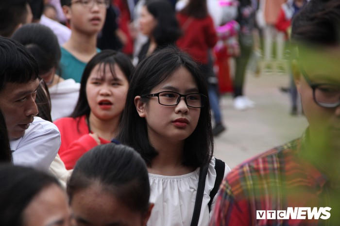 Hàng nghìn người đổ về Văn Miếu, xếp hàng dài xin chữ ngày đầu năm Kỷ Hợi ảnh 8 Hàng nghìn người đổ về Văn Miếu, xếp hàng dài xin chữ ngày đầu năm Kỷ Hợi ảnh 8