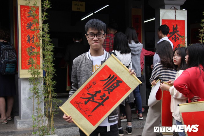 Hàng nghìn người đổ về Văn Miếu, xếp hàng dài xin chữ ngày đầu năm Kỷ Hợi ảnh 12 Hàng nghìn người đổ về Văn Miếu, xếp hàng dài xin chữ ngày đầu năm Kỷ Hợi ảnh 12