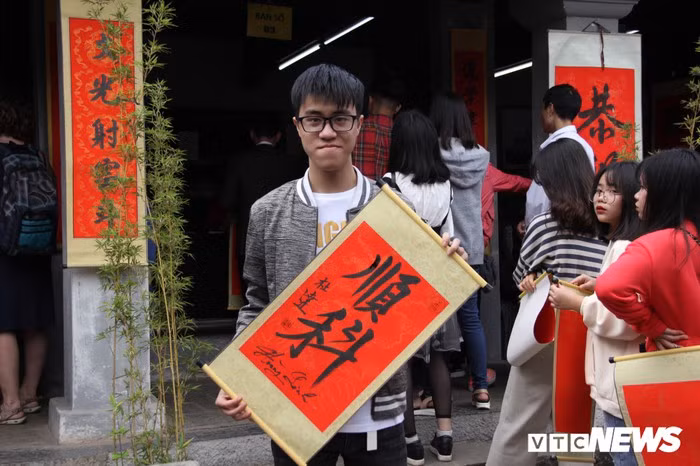 Hàng nghìn người đổ về Văn Miếu, xếp hàng dài xin chữ ngày đầu năm Kỷ Hợi ảnh 12