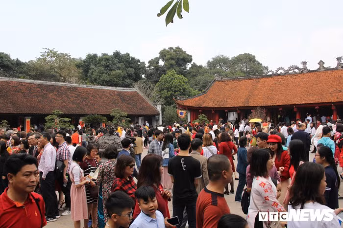 Hàng nghìn người đổ về Văn Miếu, xếp hàng dài xin chữ ngày đầu năm Kỷ Hợi ảnh 2