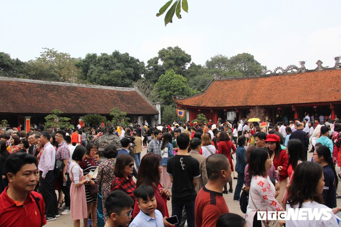 Hàng nghìn người đổ về Văn Miếu, xếp hàng dài xin chữ ngày đầu năm Kỷ Hợi ảnh 2 Hàng nghìn người đổ về Văn Miếu, xếp hàng dài xin chữ ngày đầu năm Kỷ Hợi ảnh 2