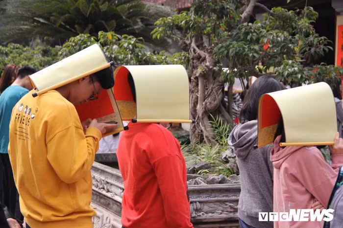 Hàng nghìn người đổ về Văn Miếu, xếp hàng dài xin chữ ngày đầu năm Kỷ Hợi ảnh 14