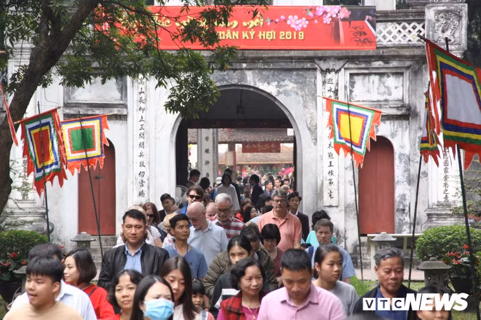 Hàng nghìn người đổ về Văn Miếu, xếp hàng dài xin chữ ngày đầu năm Kỷ Hợi