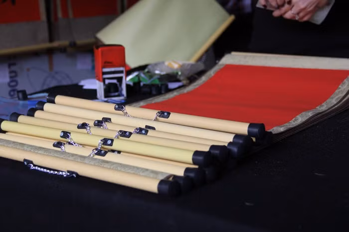 Hàng nghìn người đổ về Văn Miếu, xếp hàng dài xin chữ ngày đầu năm Kỷ Hợi ảnh 6