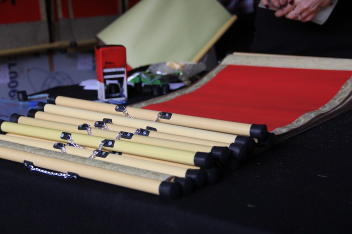 Hàng nghìn người đổ về Văn Miếu, xếp hàng dài xin chữ ngày đầu năm Kỷ Hợi ảnh 6 Hàng nghìn người đổ về Văn Miếu, xếp hàng dài xin chữ ngày đầu năm Kỷ Hợi ảnh 6