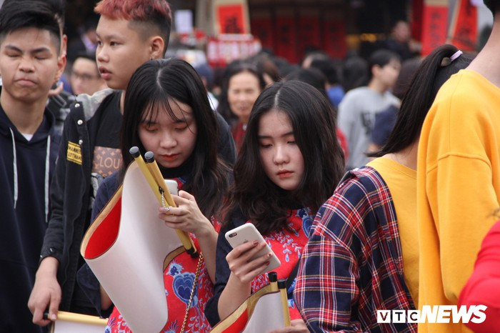 Hàng nghìn người đổ về Văn Miếu, xếp hàng dài xin chữ ngày đầu năm Kỷ Hợi ảnh 9 Hàng nghìn người đổ về Văn Miếu, xếp hàng dài xin chữ ngày đầu năm Kỷ Hợi ảnh 9