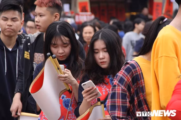 Hàng nghìn người đổ về Văn Miếu, xếp hàng dài xin chữ ngày đầu năm Kỷ Hợi ảnh 9