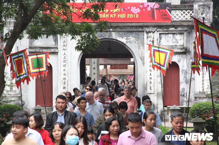Hàng nghìn người đổ về Văn Miếu, xếp hàng dài xin chữ ngày đầu năm Kỷ Hợi ảnh 1 Hàng nghìn người đổ về Văn Miếu, xếp hàng dài xin chữ ngày đầu năm Kỷ Hợi ảnh 1