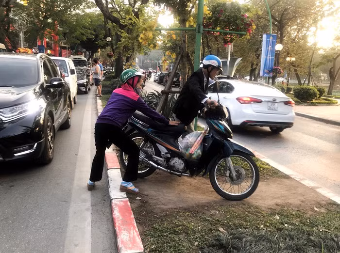 Đường phố Hà Nội tắc cứng, hỗn loạn chiều mùng 1 Tết ảnh 12