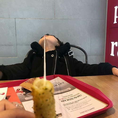 Lần đầu ăn phô mai que. Lần đầu ăn phô mai que.