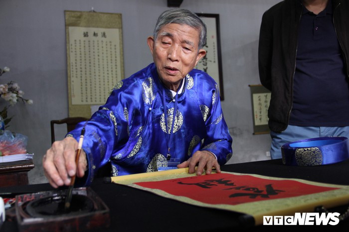 Hàng nghìn người đổ về Văn Miếu, xếp hàng dài xin chữ ngày đầu năm Kỷ Hợi ảnh 4 Hàng nghìn người đổ về Văn Miếu, xếp hàng dài xin chữ ngày đầu năm Kỷ Hợi ảnh 4