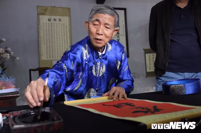 Hàng nghìn người đổ về Văn Miếu, xếp hàng dài xin chữ ngày đầu năm Kỷ Hợi ảnh 4