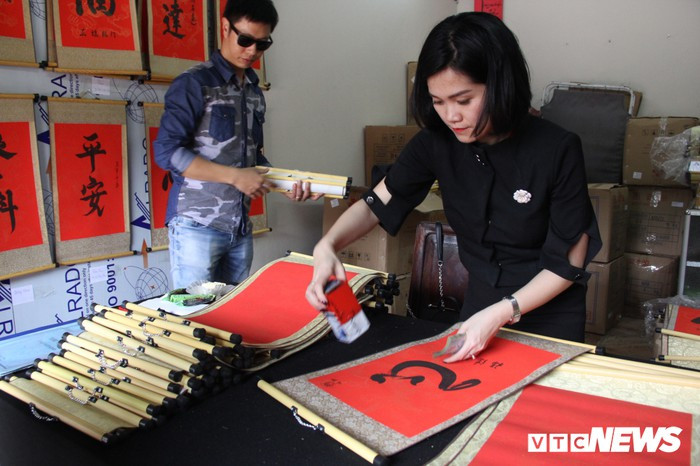 Hàng nghìn người đổ về Văn Miếu, xếp hàng dài xin chữ ngày đầu năm Kỷ Hợi ảnh 15 Hàng nghìn người đổ về Văn Miếu, xếp hàng dài xin chữ ngày đầu năm Kỷ Hợi ảnh 15