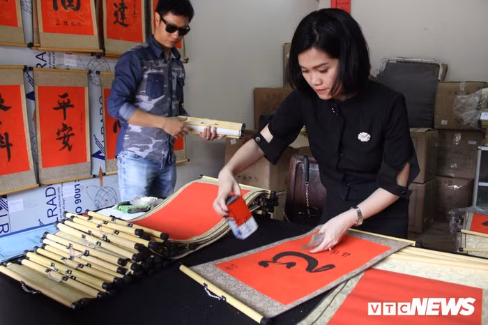 Hàng nghìn người đổ về Văn Miếu, xếp hàng dài xin chữ ngày đầu năm Kỷ Hợi ảnh 15