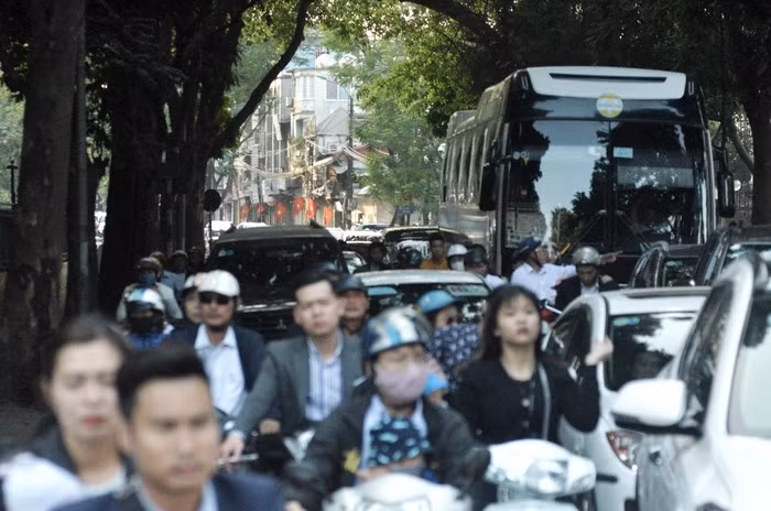 Đường phố Hà Nội tắc cứng, hỗn loạn chiều mùng 1 Tết ảnh 9