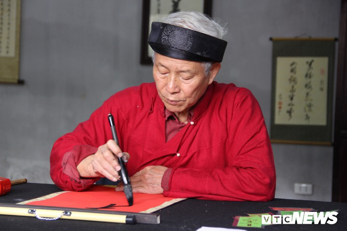 Hàng nghìn người đổ về Văn Miếu, xếp hàng dài xin chữ ngày đầu năm Kỷ Hợi ảnh 11 Hàng nghìn người đổ về Văn Miếu, xếp hàng dài xin chữ ngày đầu năm Kỷ Hợi ảnh 11