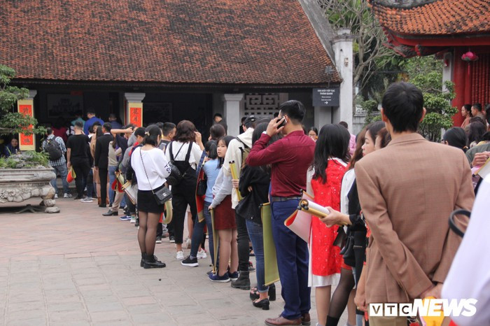 Hàng nghìn người đổ về Văn Miếu, xếp hàng dài xin chữ ngày đầu năm Kỷ Hợi ảnh 3 Hàng nghìn người đổ về Văn Miếu, xếp hàng dài xin chữ ngày đầu năm Kỷ Hợi ảnh 3