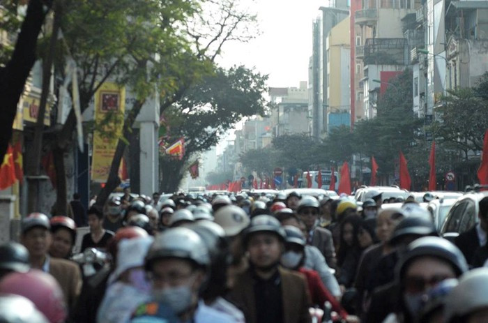 Đường phố Hà Nội tắc cứng, hỗn loạn chiều mùng 1 Tết ảnh 2 Đường phố Hà Nội tắc cứng, hỗn loạn chiều mùng 1 Tết ảnh 2