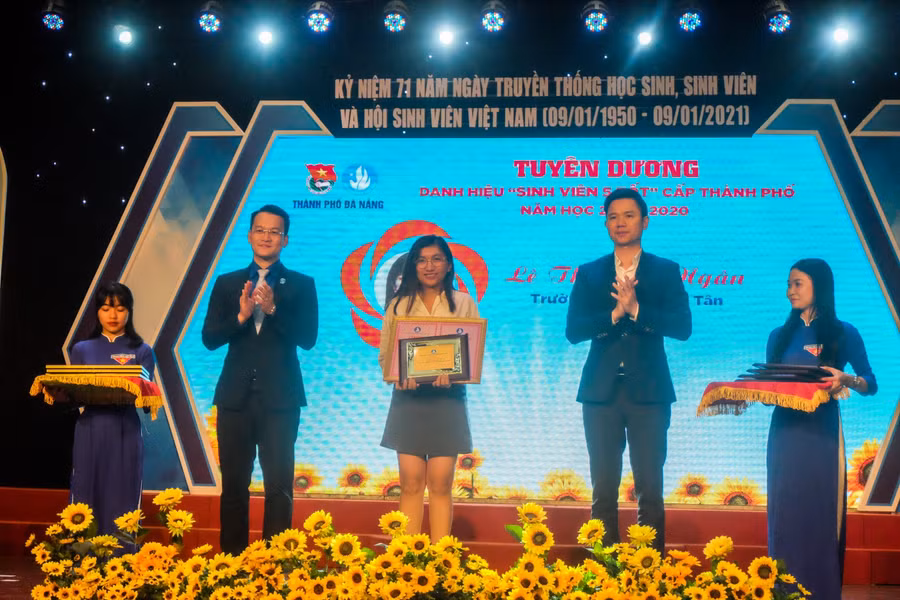 Anh Nguyễn Mạnh Dũng (thứ 2, trái sang) – Bí thư Thành đoàn Đà Nẵng và ông Đoàn Xuân Hiếu (thứ 2, phải sang) – Phó Ban tuyên giáo Thành ủy Đà Nẵng tặng danh hiệu danh hiệu “Sinh viên 5 tốt” cho các sinh viên.
