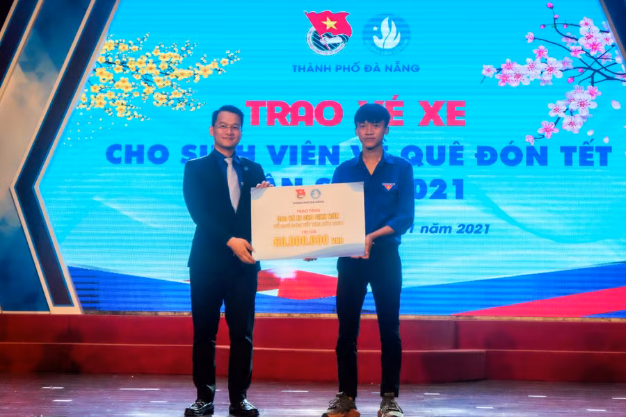 Trao “Giải thưởng 9/1” cấp thành phố năm học 2019-2020 cho các sinh viên.