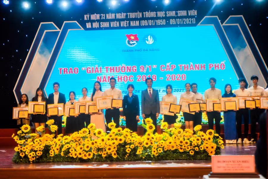 Anh Nguyễn Mạnh Dũng – Bí thư Thành đoàn Đà Nẵng trao tặng 300 vé xe trị giá 60 triệu đồng cho các bạn sinh viên về quê đón tết Tân Sửu 2021