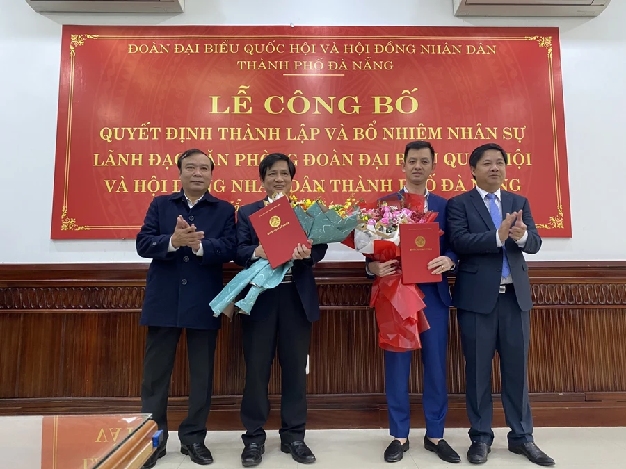 Ông Lương Nguyễn Minh Triết (ngoài cùng, bìa phải) – Phó Bí thư Thường trực Thành uỷ, Chủ tịch HĐND TP Đà Nẵng và ông Nguyễn Bá Sơn (ngoài cùng, bìa trái) – Phó Trưởng Đoàn ĐBQH TP Đà Nẵng trao quyết định cho các cán bộ.