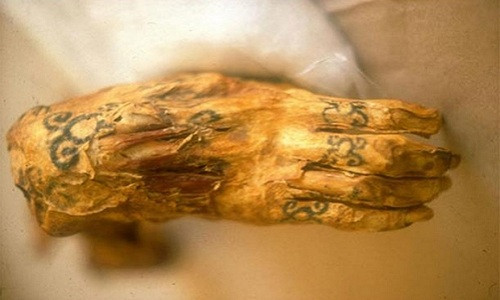 Hình xăm trên tay của xác ướp Quý bà Cao. Ảnh:Ethnic Jewels. bi-n-hinh-xam-tren-nhung-xac-uop-co-dai-2