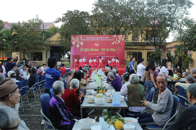 Chương trình diễn ra đầy xúc động.