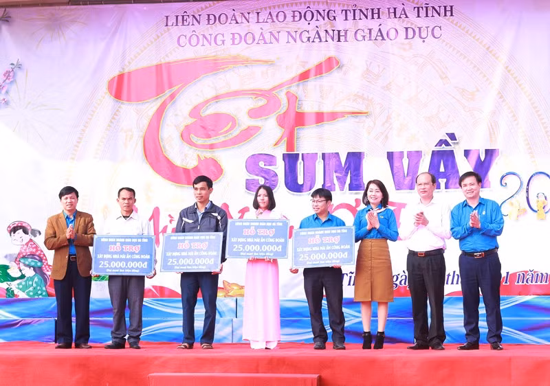“Tết sum vầy” trao 419 suất quà cho giáo viên, học sinh tại Hà Tĩnh