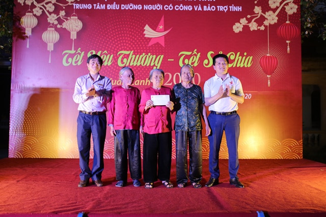 Lãnh đạo Hội doanh nhân trẻ Hà Tĩnh trao quà cho các cụ tại trung tâm.