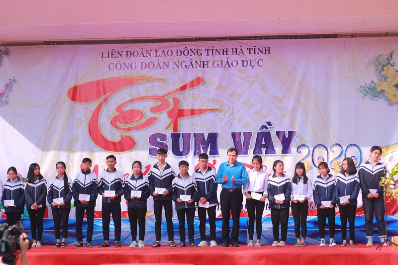 Trao quà cho các học sinh. Trao quà cho các học sinh.