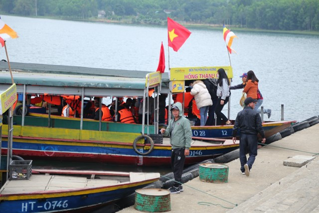 Đường lên chùa Hương Tích, nhiều người dân lựa chọn phương tiện thuyền qua sông.