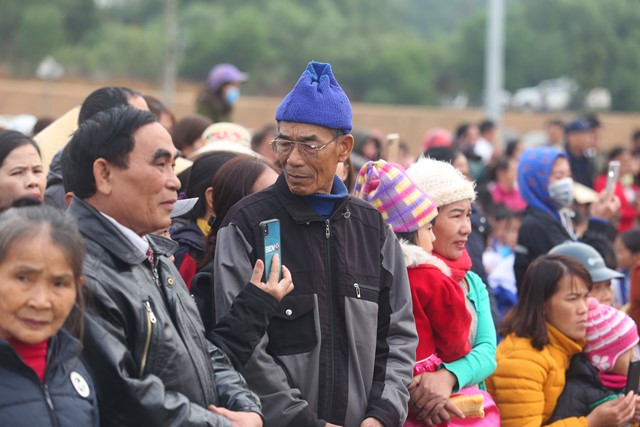 Đông đảo du khách đến dự lễ khai hội chùa Hương Tích.