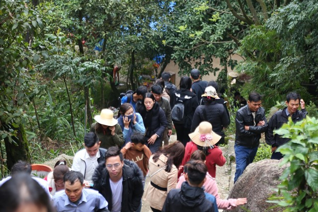 Đông nghịt du khách đến chùa Hương Tích làm lễ đầu năm.