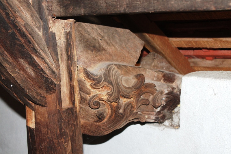 Một số ngôi cốt trong nhà đã có dấu hiệu xuống cấp nhưng vẫn được giữ gìn, bảo tồn đến tận hôm nay.