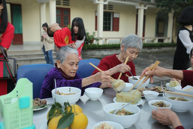 Các cụ được đón nhận những tình cảm đầy yêu thương từ các nhà hảo tâm.