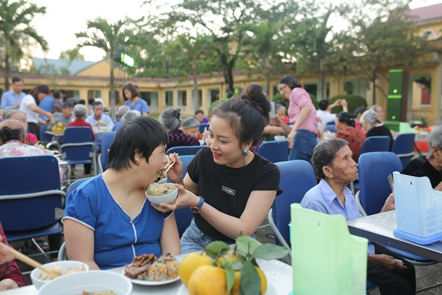 Tình nguyện viên chăm sóc các cụ tại buổi lễ.