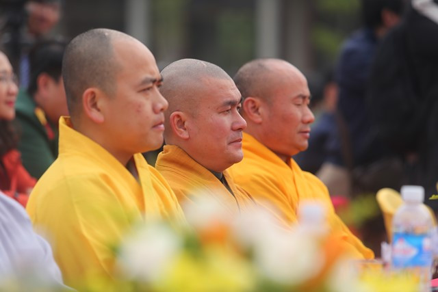 Các tăng ni tại lễ khai hội.