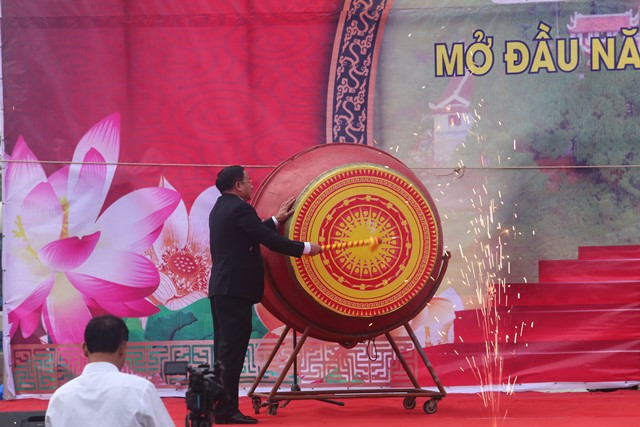 Bí thư Tỉnh ủy Lê Đình Sơn đánh trống khai hội chùa Hương Tích.