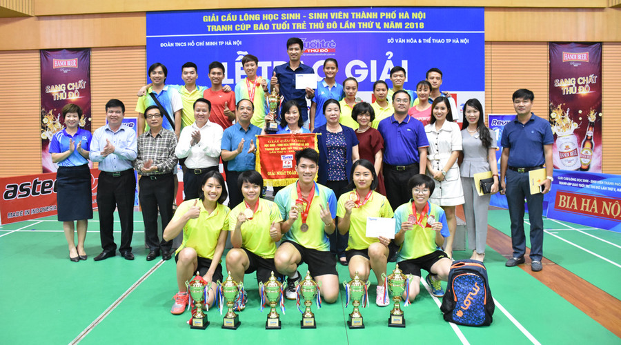 Trao thưởng cho các vận động viên giành huy chương tại Giải Cầu lông học sinh - sinh viên TP Hà Nội mở rộng tranh Cúp báo Tuổi trẻ Thủ đô lần thứ V - 2018.