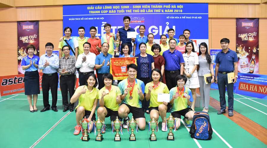Trao thưởng cho các vận động viên giành huy chương tại Giải Cầu lông học sinh - sinh viên TP Hà Nội mở rộng tranh Cúp báo Tuổi trẻ Thủ đô lần thứ V - 2018.