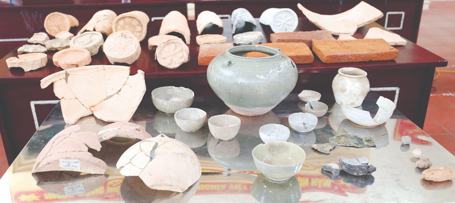 Hiện vật từng thu thập được tại di tích Thành cổ Luy Lâu.