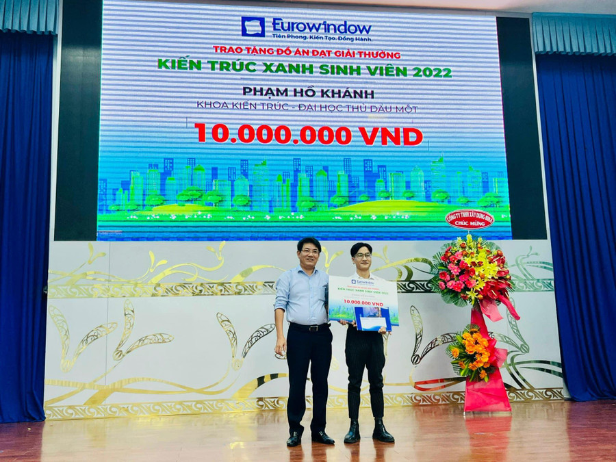 Đại diện lãnh đạo Eurowindow trao thưởng cho kiến trúc sư trẻ Phạm Hồ Khánh - một trong những tác giả có đồ án đạt giải chuyên đề năm 2022. Đại diện lãnh đạo Eurowindow trao thưởng cho kiến trúc sư trẻ Phạm Hồ Khánh - một trong những tác giả có đồ án đạt giải chuyên đề năm 2022.