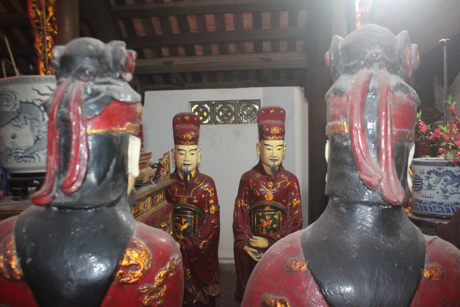 Tượng quan trong đền thờ Thái thú Sĩ Nhiếp.