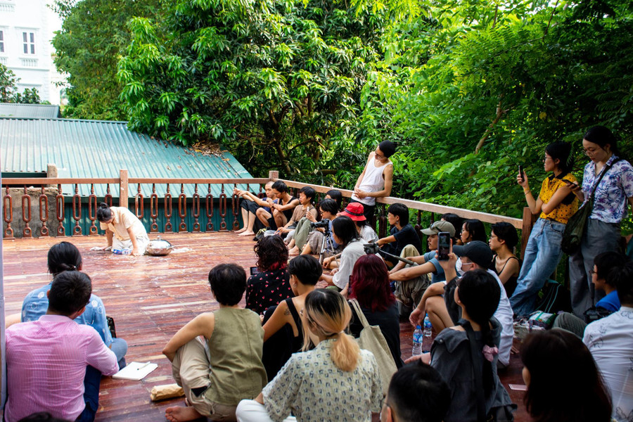 Á Space là không gian diễn ra nhiều cuộc trò chuyện thú vị của nghệ sĩ Á Space là không gian diễn ra nhiều cuộc trò chuyện thú vị của nghệ sĩ