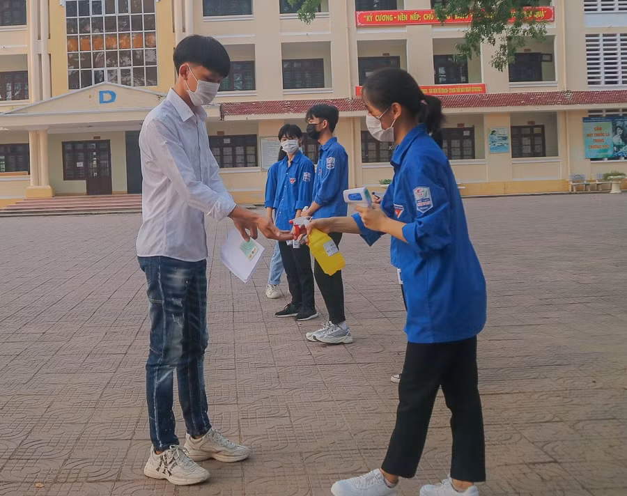 Đội thanh niên tình nguyện đến sớm hỗ trợ thí sinh trong công tác phòng dịch.