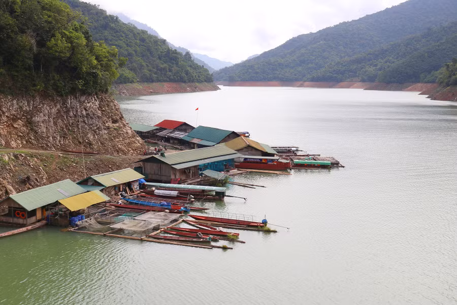 Bến thượng lưu nằm gần chân đập thủy điện Bản Vẽ.